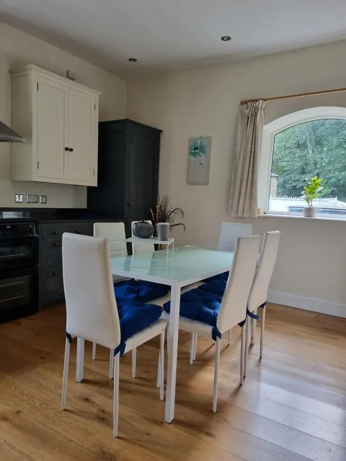 Lakeside Cottage Huddersfield 0*,